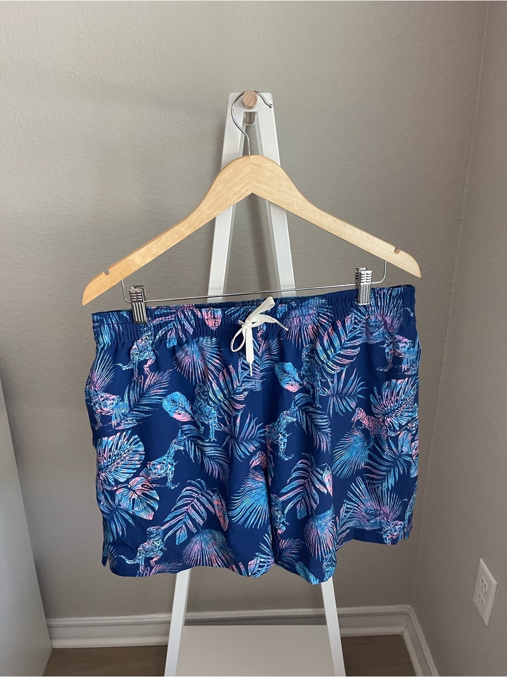 EUC Chubbies Men's Classic 5.5" Swim
Trunks Prehistoric Blues Sz XL